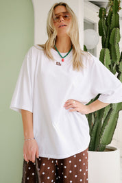 LIV OVERSIZED TEE/WHITE /CHOC CL EMBROIDERY