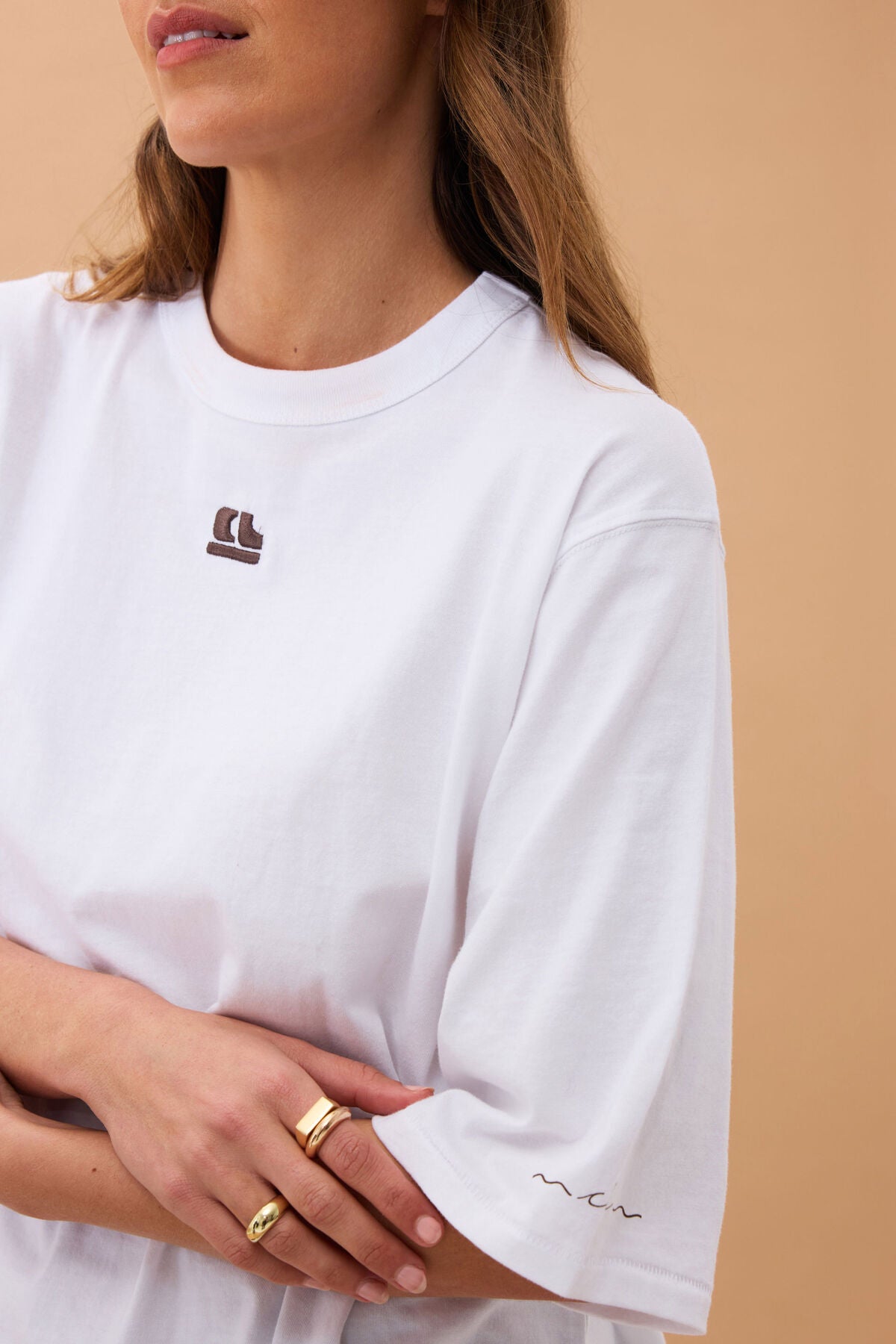 LIV OVERSIZED TEE/WHITE /CHOC CL EMBROIDERY
