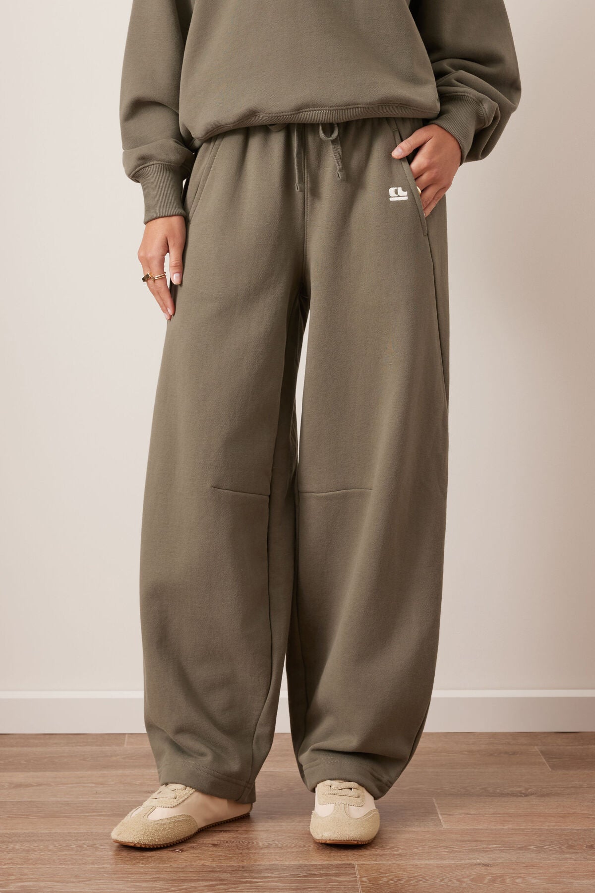 Elise Barrel Trackpant Washed Olive