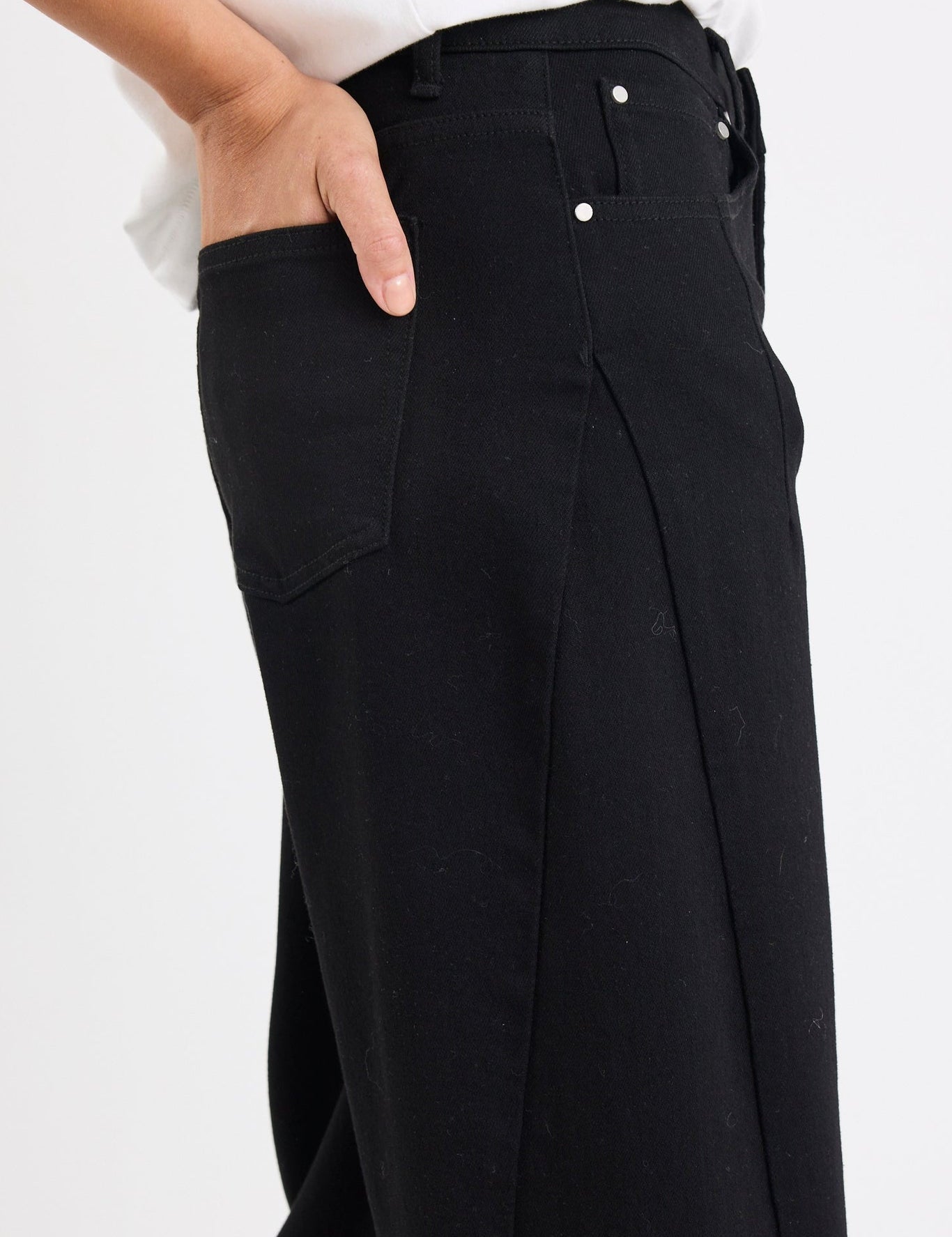 StreetIvoryBoxyTee_GraduateJetBlackBarrelJeans12_1024x1024_2x_e5878521-e3e9-4c32-899f-5f3564fb897e.jpg